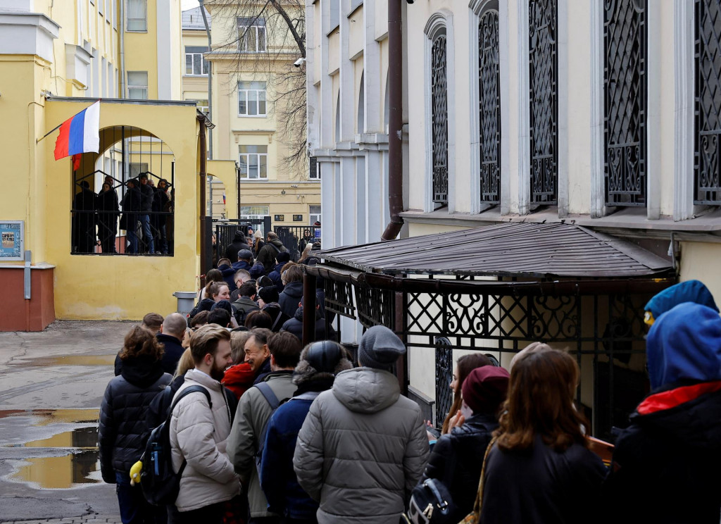 Ľudia čakajú v radoch pred volebnými miestnosťami v Moskve. FOTO: REUTERS