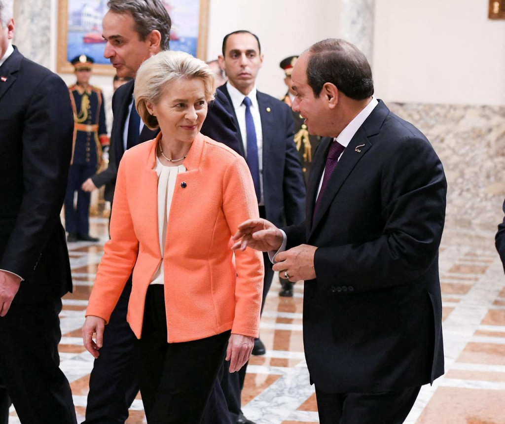 Egyptský prezident Abdel Fattah al-Sisi a šéfka Európskej komisie Ursula von der Leyen v egyptskej Káhire. FOTO: REUTERS