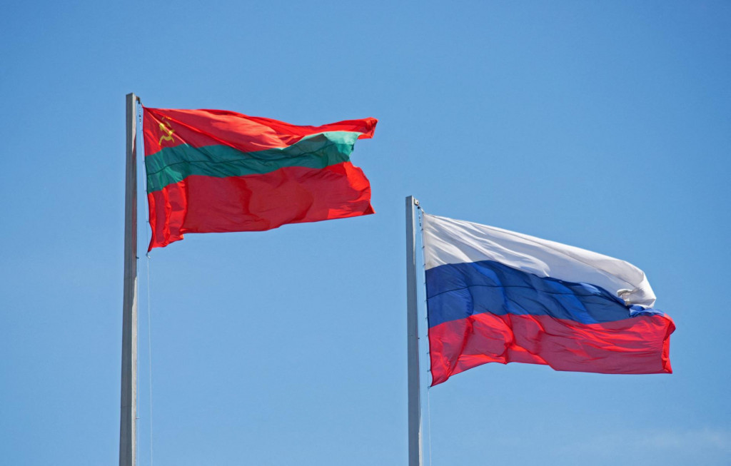 Vlajky neuznávaného Podnesterska a Ruska. ILUSTRAČNÉ FOTO: REUTERS