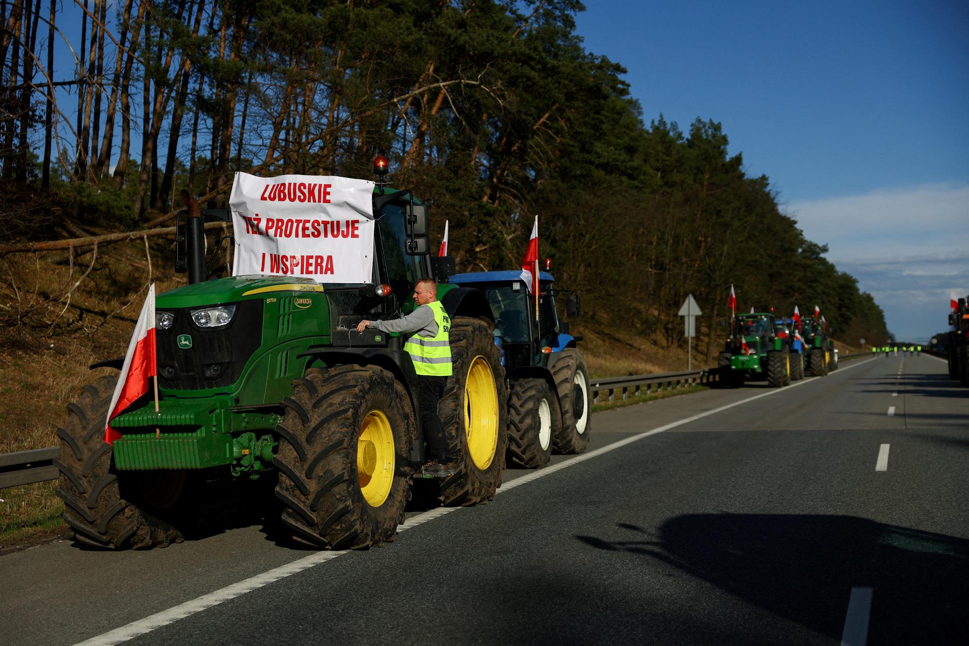 Poľskí farmári blokujú dva hraničné priechody s Nemeckom, nedá sa cestovať ani jedným smerom