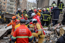 Záchranári zasahujú po ruskom útoku na ukrajinské mesto Odesa. FOTO: Reuters