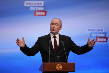 Ruský prezident Vladimir Putin na tlačovej konferencii po zverejnení exit pollov a prvých výsledkov prezidentských volieb vo svojom hlavnom volebnom stane v Moskve. FOTO: TASR/AP