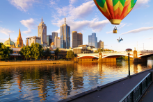 Muž v Melbourne vypadol z balóna