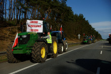 Protestujúci poľskí farmári na archívnej fotografii. FOTO: Reuters