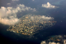 Letecký pohľad na Malé, hlavné mesto Maldivskej republiky. Žije tam viac ako 120-tisíc obyvateľov a ide o najhustejšie zaľudnené mesto sveta. FOTO: Reuters