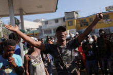 Gangy vyrabovali niekoľko domov a pobočku banky v haitskom hlavnom meste Port-au-Prince. Keď polícia dostala štvrte znovu pod kontrolu, na uliciach objavila najmenej desať tiel. FOTO: Reuters