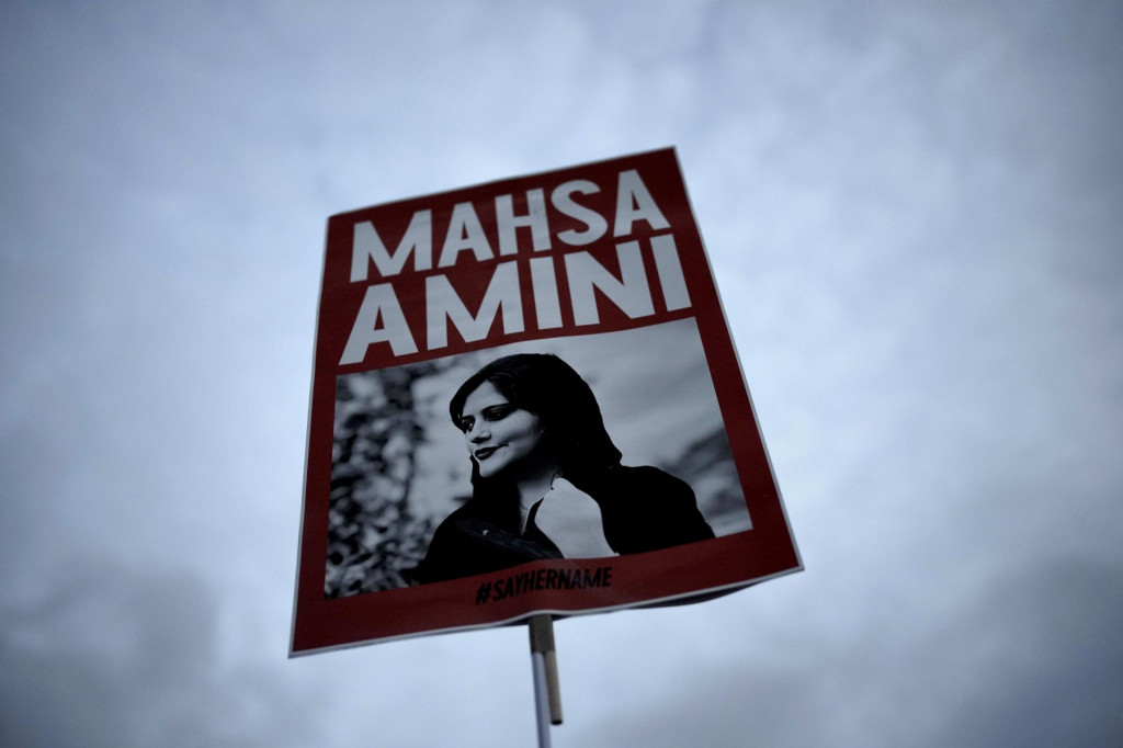 Transparent s podobizňou 22-ročnej Iránky Mahsy Amíníovej počas protestu proti jej úmrtiu v nemeckej metropole Berlín. FOTO: TASR/AP
