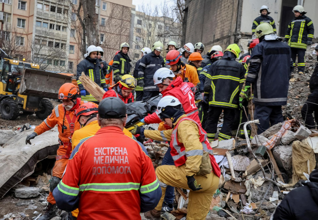 Záchranári zasahujú po ruskom útoku na ukrajinské mesto Odesa. FOTO: Reuters