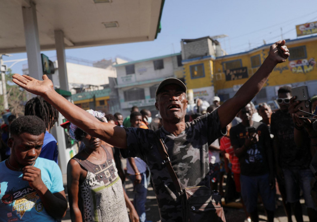 Gangy vyrabovali niekoľko domov a pobočku banky v haitskom hlavnom meste Port-au-Prince. Keď polícia dostala štvrte znovu pod kontrolu, na uliciach objavila najmenej desať tiel. FOTO: Reuters