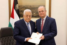 Palestínsky prezident Mahmúd Abbás menuje Mohammada Mustafu za predsedu vlády Palestínskej samosprávy. FOTO: Reuters
