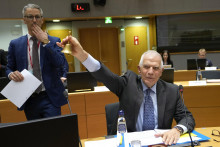 Šéf zahraničnej politiky EÚ Josep Borrell zvoní zvončekom pred začiatkom stretnutia ministrov zahraničných vecí členských krajín EÚ. FOTO: TASR/AP