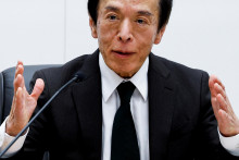 Guvernér Bank of Japan Governor Kazuo Ueda vysvetľuje novinárom na tlačovej konferencii, prečo sa éra záporných úrokových sadzieb v Japonsku definitívne skončila. FOTO: REUTERS