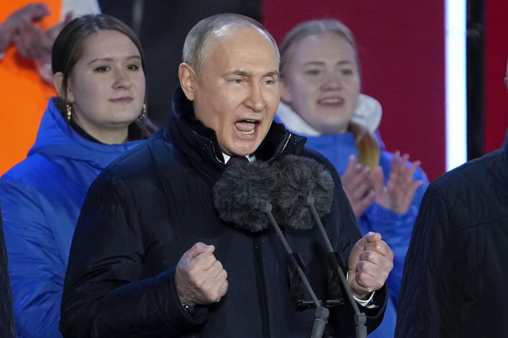 Ruský prezident Vladimir Putin na koncerte pri príležitosti svojho víťazstva v prezidentských voľbách a 10. výročia anexie Krymu Ruskom na Červenom námestí v Moskve v Rusku. FOTO TASR/AP

