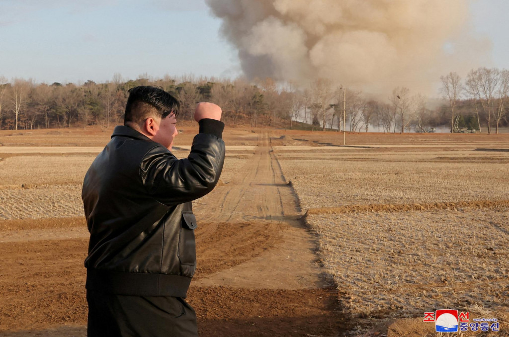 Severokórejský vodca Kim Čong-un vedie výcvik požiarnej divízie v Severnej Kórei. FOTO: Reuters