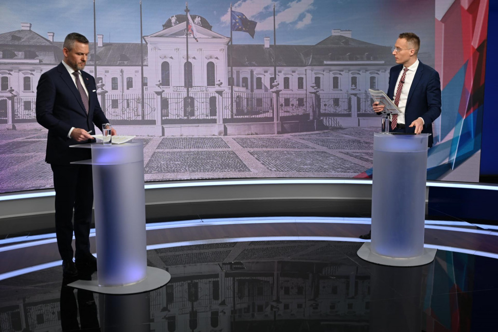 Predvolebný duel na televízii Markíza, v ktorom sa stretli Peter Pellegrini a Ivan Korčok. Na snímke Peter Pellegrini (vľavo) a moderátor Michal Kovačič. FOTO: Televízia Markíza
