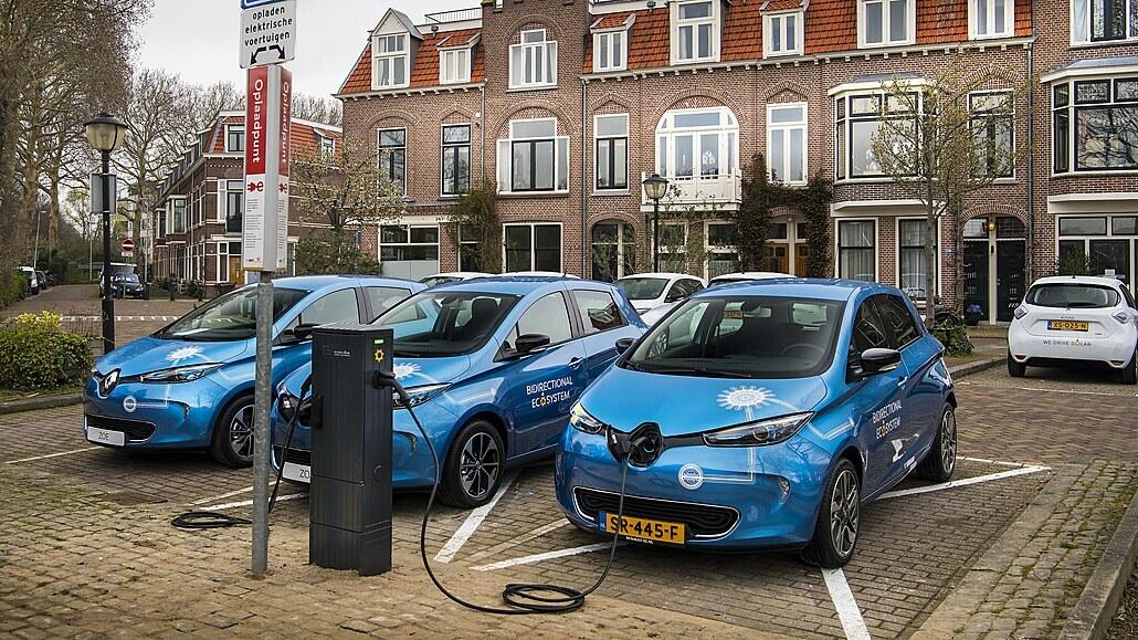 Holandsko môže nabíjať elektromobily alebo domácnosti. Oboje nie, sieť to totiž nestíha
