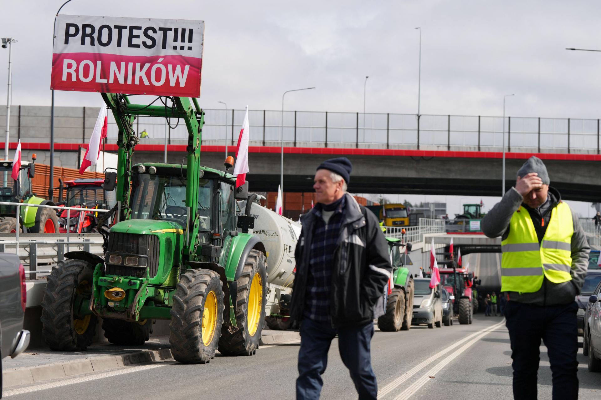 Farmári v Poľsku pokračujú v protestoch, plánujú vyše 500 cestných blokád