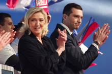 Jordan Bardella (vpravo), usmievavý mladík, ktorý v roku 2022 prevzal vedenie krajne pravicovej strany Národné združenie od Marine Le Penovej (vľavo). FOTO: Reuters
