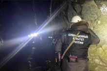 Vyšetrovateľ stojí pri vstupe do bane na zlato vo východnej časti Ruska, v ktorej uviazlo najmenej 13 baníkov. FOTO: TASR/AP