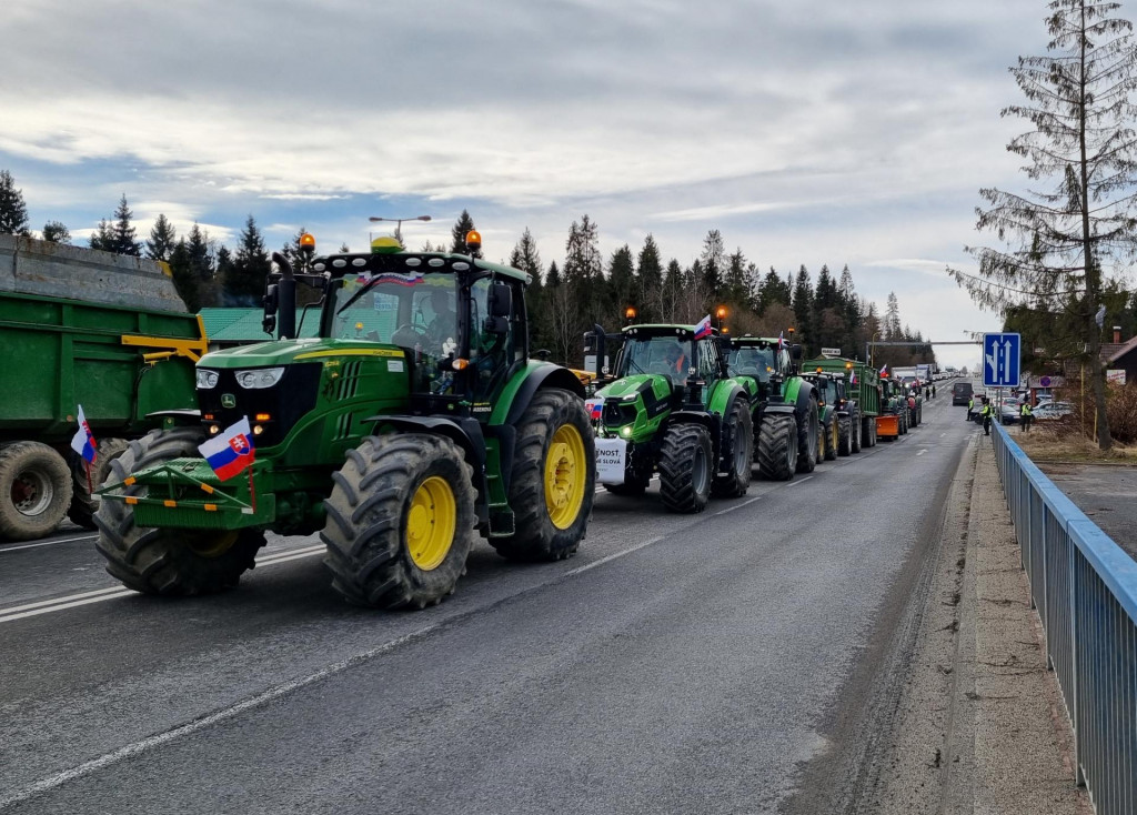 Farmári a poľnohospodári protestujú na slovensko-poľskom hraničnom priechode Trstená-Chyžné. FOTO: TASR/Miroslava Mlynárová