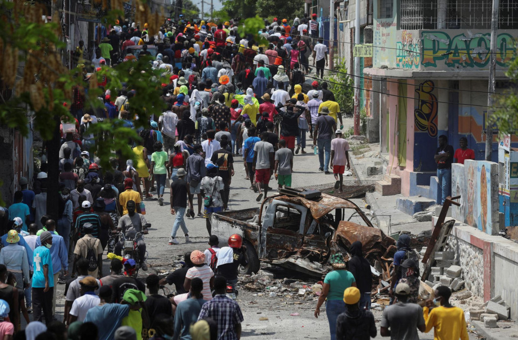 Ľudia pochodujú štvrťou Carrefour Feuilles v Port-au-Prince, ktorá bola vyľudnená v dôsledku násilia gangov. FOTO: Reuters