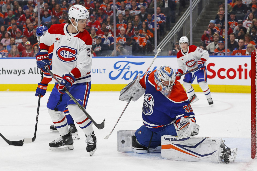 Brank&aacute;r Edmontonu Calvin Pickard a Juraj Slafkovsk&yacute;. FOTO: Reuters