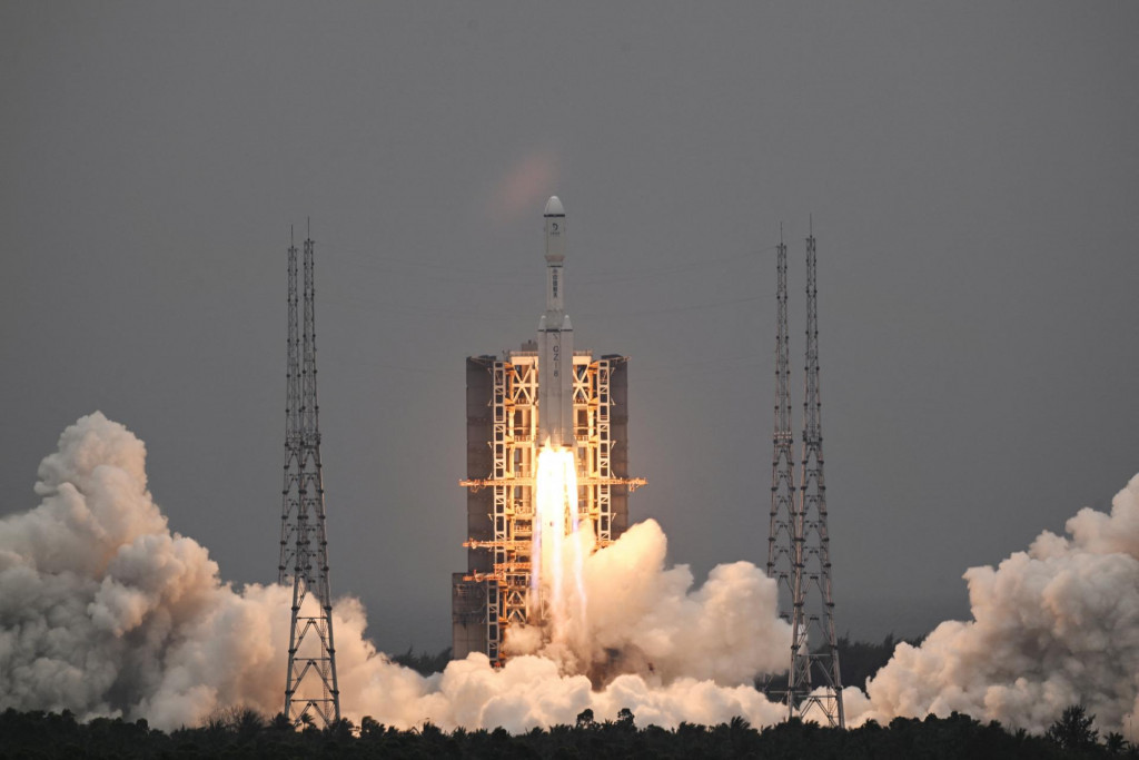 Raketa Long March-8, ktorá nesie prenosový satelit Queqiao-2 pre komunikáciu s misiou na odvrátenej strane Mesiaca. FOTO: Reuters/China Daily