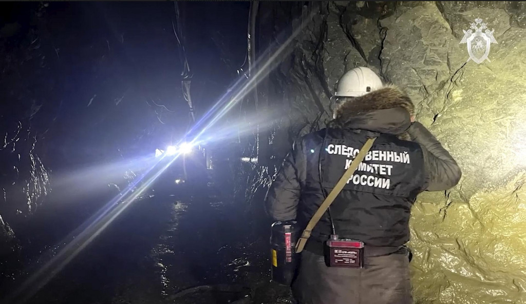 Vyšetrovateľ stojí pri vstupe do bane na zlato vo východnej časti Ruska, v ktorej uviazlo najmenej 13 baníkov. FOTO: TASR/AP