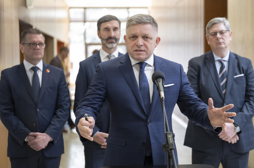 Premi&eacute;r Robert Fico, minister zahraničn&yacute;ch vec&iacute; Juraj Blan&aacute;r, minister spravodlivosti Boris Susko a podpredseda vl&aacute;dy pre Pl&aacute;n obnovy a odolnosti a využ&iacute;vanie eurofondov Peter Kmec. FOTO: TASR/Martin Baumann