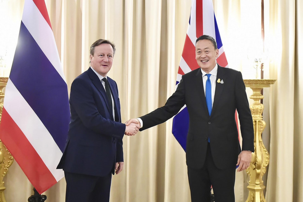 Britský minister zahraničných vecí David Cameron a thajský premiér Sréttchá Tchavísin pózujú počas stretnutia v Bangkoku. FOTO: TASR/AP
