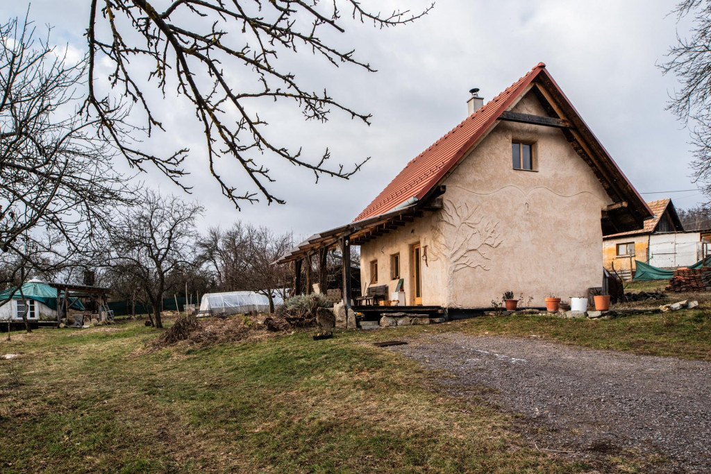 Dom zo slamených balíkov a hliny FOTO: Miroslava Spodniaková