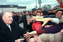 Odstupujúci prezident SR Michal Kováč sa pozdravuje s obyvateľmi počas slávnostnej rozlúčky na nádvorí Grassalkovichovho - Prezidenského paláca v Bratislave 2.marca 1998.