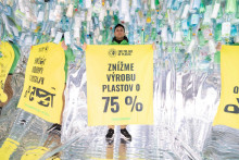 Organizácia žiada zníženie produkcie plastov do roku 2040.