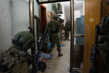 Izraelskí vojaci pôsobia v Gaze. FOTO: Reuters/IDF