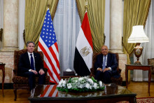 Minister zahraničných vecí USA Antony Blinken sa stretol s egyptským ministrom zahraničných vecí Samehom Shoukrym. FOTO: Reuters