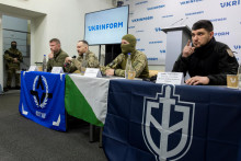 Oleksij Baranovskyj z Légie Sloboda Ruska, Kholod zo sibírskeho práporu a Denis „White Rex“ Kapustin z Ruského dobrovoľníckeho zboru sa zúčastňujú na tlačovej konferencii proukrajinských ruských polovojenských skupín. FOTO: Reuters