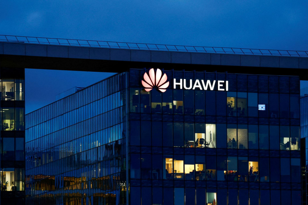 Logo spoločnosti Huawei na budove francúzskeho vedenia Huawei Technologies v Boulogne-Billancourt neďaleko Paríža. FOTO: REUTERS