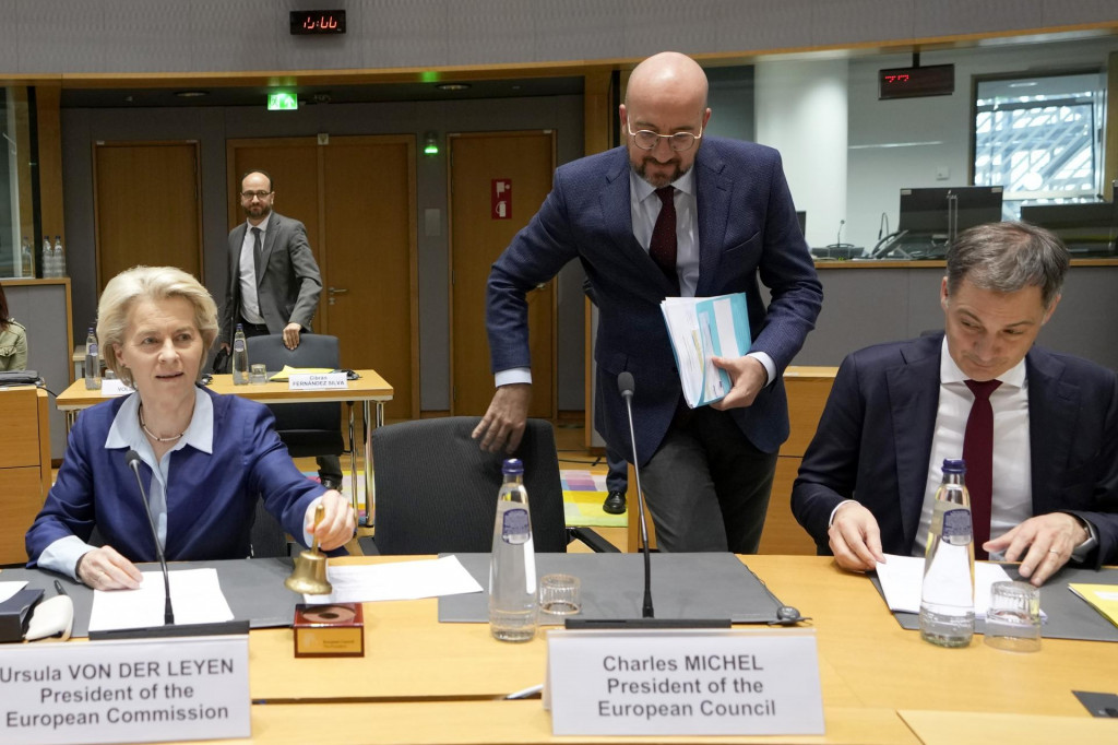 Predsedníčka Európskej komisie Ursula von der Leyenová, predseda Európskej rady Charles Michel a belgický premiér Alexander De Croo na začiatku tripartitného sociálneho summitu v budove Európskej rady v Bruseli. FOTO: TASR/AP