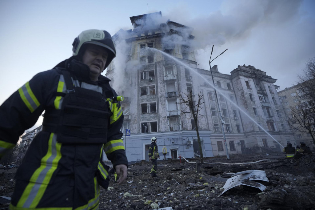 Hasiči zasahujú po útoku ruskej armády v Kyjeve vo štvrtok 21. marca 2024. FOTO: TASR/AP