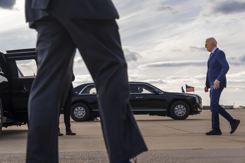 Americký prezident Joe Biden nastupuje do limuzíny po prístátí na letisku v Dallase. FOTO: TASR/AP