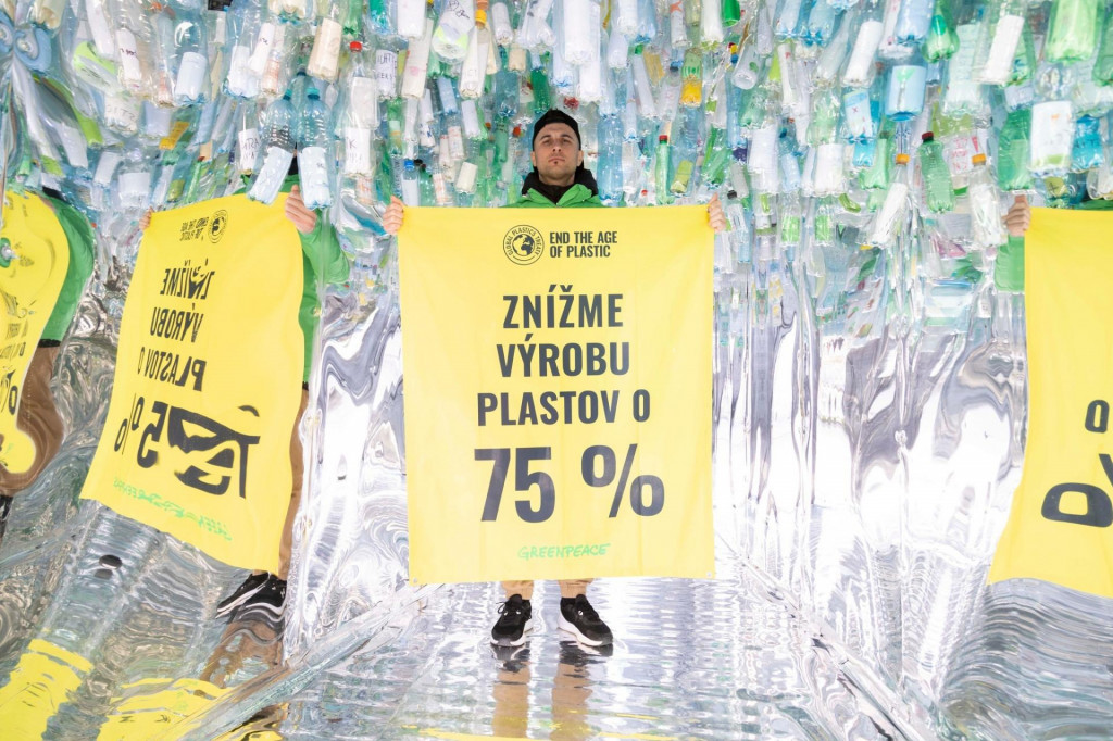 Organizácia žiada zníženie produkcie plastov do roku 2040.