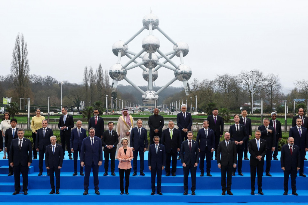 Lídri vrátane slovenského premiéra Roberta Fica na Summite o jadrovej energii v Bruseli. FOTO: Reuters