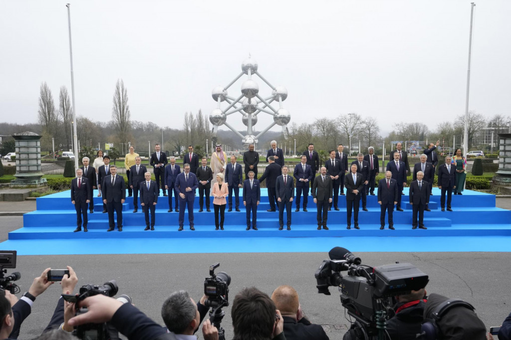 Lídri pózujú počas spoločného fotenia pred Atómiom na summite o jadrovej energii v Bruseli. FOTO: TASR/AP