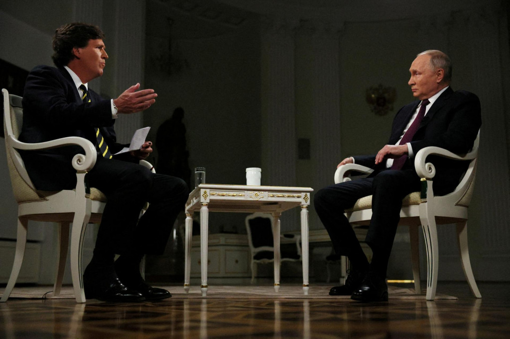 Rusk&yacute; prezident Vladimir Putin počas rozhovoru s moder&aacute;torom americkej telev&iacute;zie Tuckerom Carlsonom v Moskve. FOTO: Reuters