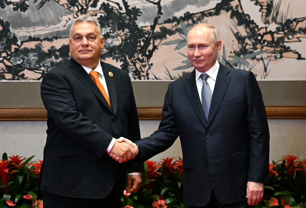 Ruský prezident Vladimir Putin si podáva ruku s maďarským premiérom Viktorom Orbánom. FOTO: Reuters