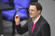 Nemecký minister zdravotníctva Karl Lauterbach hovorí počas rozpravy o návrhu zákona na legalizáciu marihuany. FOTO: TASR/AP