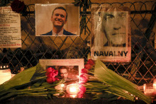 Kvety a sviečky položené počas zhromaždenia na pamiatku zosnulého ruského opozičného lídra Alexeja Navaľného. FOTO: TASR/AP