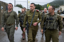 Náčelník generálneho štábu izraelských obranných síl Herzi Halevi kráča spolu s ďalšími predstaviteľmi počas návštevy nemocnice Al Shifa podľa izraelskej armády. FOTO: Reuters