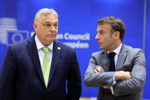 Francúzsky prezident Emmanuel Macron a maďarský premiér Viktor Orbán diskutujú na úvod dvojdňového summitu EÚ v Bruseli. FOTO: TASR/AP