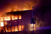 Záchranári pracujú na uhasení požiaru v horiacom koncertnom sále Crocus City Hall po streľbe. FOTO: REUTERS
